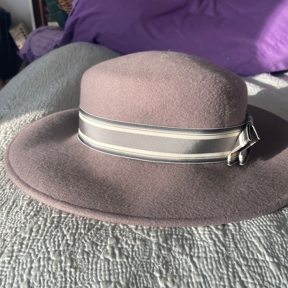 EUC 100% grey wool hat with ribbon trim
